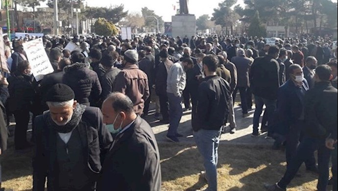 تجمع احتجاجي لمزارعي شرق اصفهان في دوار خوراسكان