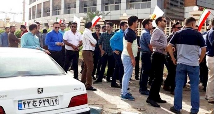 تجمع احتجاجي لمقاولي توزيع الكهرباء  في خوزستان 