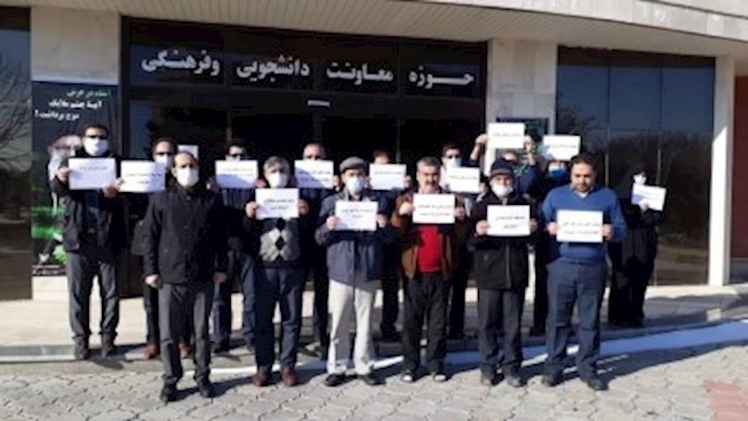 تجمع احتجاجي لموظفين وأعضاء هيئة التدريس في الجامعة الحرة في بناب