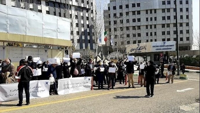 وقفة احتجاجية لموظفي جامعة آزاد في تبريز