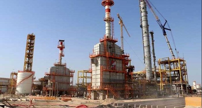 إضراب عمال شركة ”آويج“ من مصفاة النفط الثقيل بقشم لتسوية رواتب ومزايا