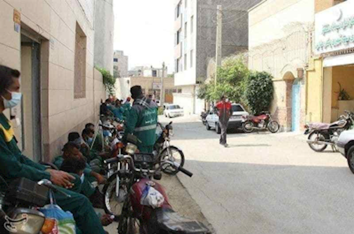 وقفة احتجاجية لعمال المساحات الخضراء في بندر عباس