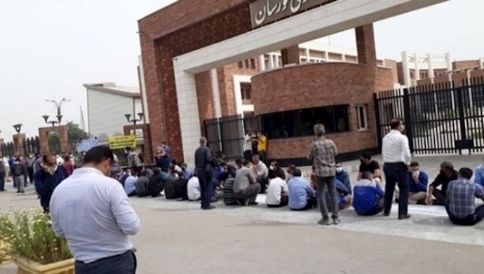 عمال مصلحة المياه والمجاري في الأهواز عمال مصلحة المياه والمجاري في الأهواز