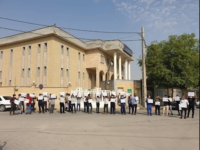 وقفة احتجاجية أمام محكمة بوشهر