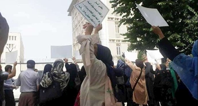 وقفة احتجاجية لمتقاعدي وزارة الصحة وقفة احتجاجية لمتقاعدي وزارة الصحة