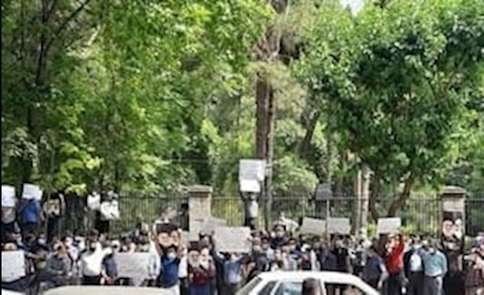 أصحاب الأكشاك ينظمون تجمعا احتجاجيا أمام مبنى مجلس مدينة طهران