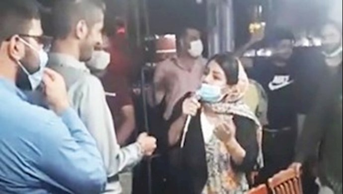  شبان يتحدثون علانية ضد النظام في شوارع المدن الإيرانية 1