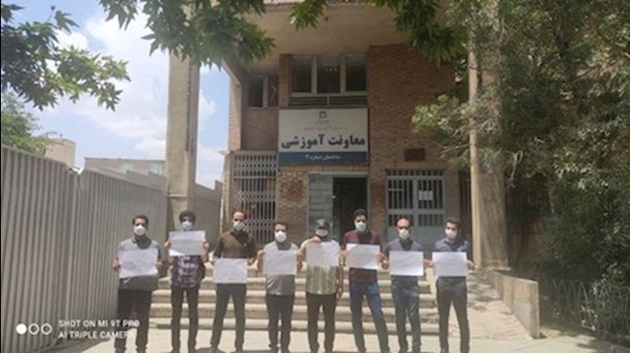 وقفة احتجاجية للأطباء وطلاب الطب في مدينة همدان