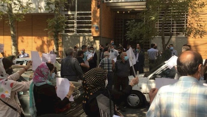 تجمع احتجاجي لمواطنين المنهوبة أموالهم 