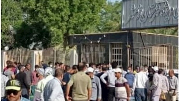 تجمع احتجاجي لموظفي بلدية خرمشهر أمام مكتب البلدية