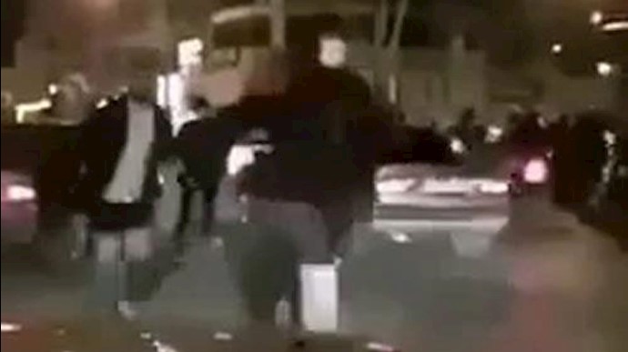 اليوم الرابع لإنتفاضة إيران- مدينة شيراز- اشتباک بين نساء وعناصرالقمع – يوم الأحد 31 ديسمبر-2017 + فيديو