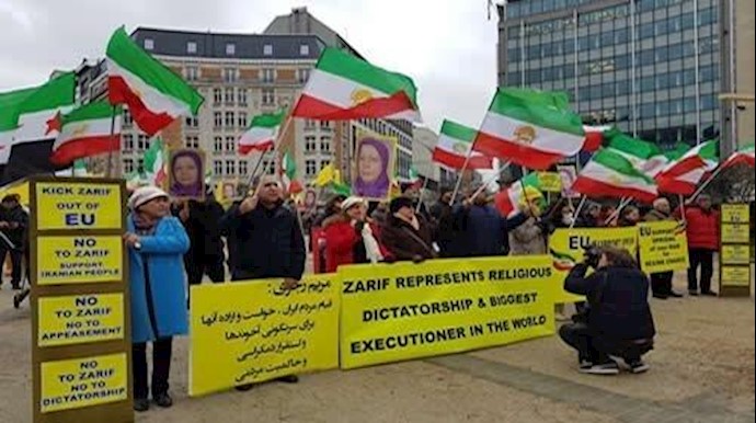 إرم نيوز: بالصور.. الجالية الإيرانية تتظاهر احتجاجًا علی زيارة ظريف إلی بروکسل