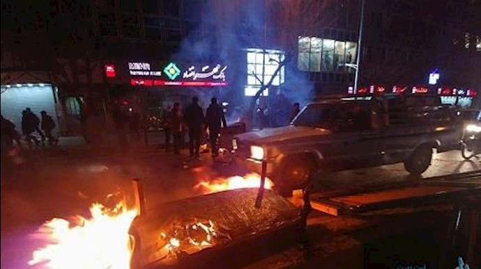 محتجون إيرانيون يحطمون حواجز بميدان فردوسی بطهران