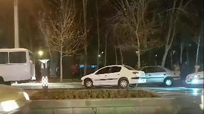 اليوم الرابع لإنتفاضة إيران- مظاهرات في متنزة «ملت» بمدينة مشهد بشعار «الموت للدکتاتور» – يوم الأحد 31 ديسمبر-2017 + فيديو