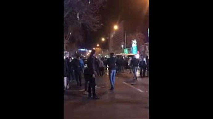 اليوم الرابع لإنتفاضة إيران- مواجهه المتظاهرين بالغازات المسيلة للدموع بمدينة سنندج بشعار« الموت للدکتاتور – يوم الأحد 31 ديسمبر-2017 + فيديو