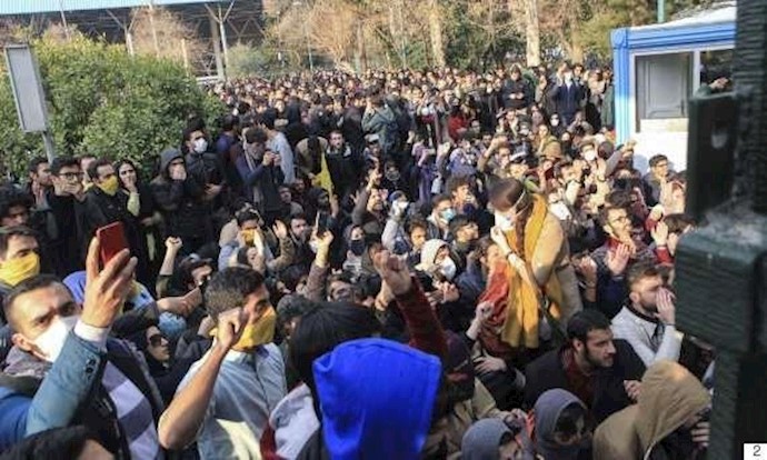 الإيرانيون يکسرون المحرمات.. المحتجون يواصلون لليوم الرابع أحد أکبر التحديات للقيادة الدينية للبلاد رغم تهديد السلطات