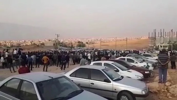 تجمع حاشد لعمال مشروع صناعة النفط في إيذه