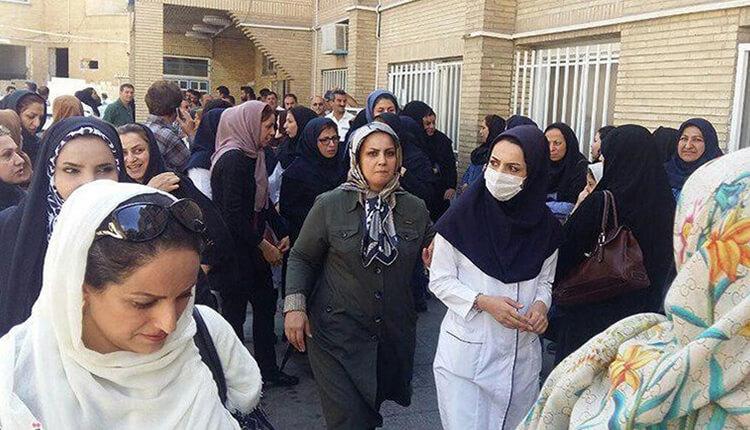 تجمع اعتراضی کارکنان بیمارستان خمینی کرج